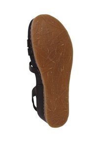 Sandale noire avec une sangle réglable, semelle en caoutchouc présentant un motif brun texturé ressemblant à des feuilles, mettant en avant un design léger.