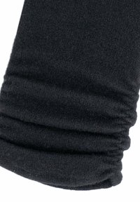 Manche en polaire noire avec une texture froncée, présentant une surface douce et lisse. Le tissu est épais et légèrement extensible, conçu pour apporter de la chaleur.