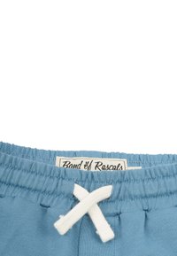 Ljust blå bomullsshorts med elastisk midja, med en vit dragsko och en märkesetikett som säger "Band of Rascals."