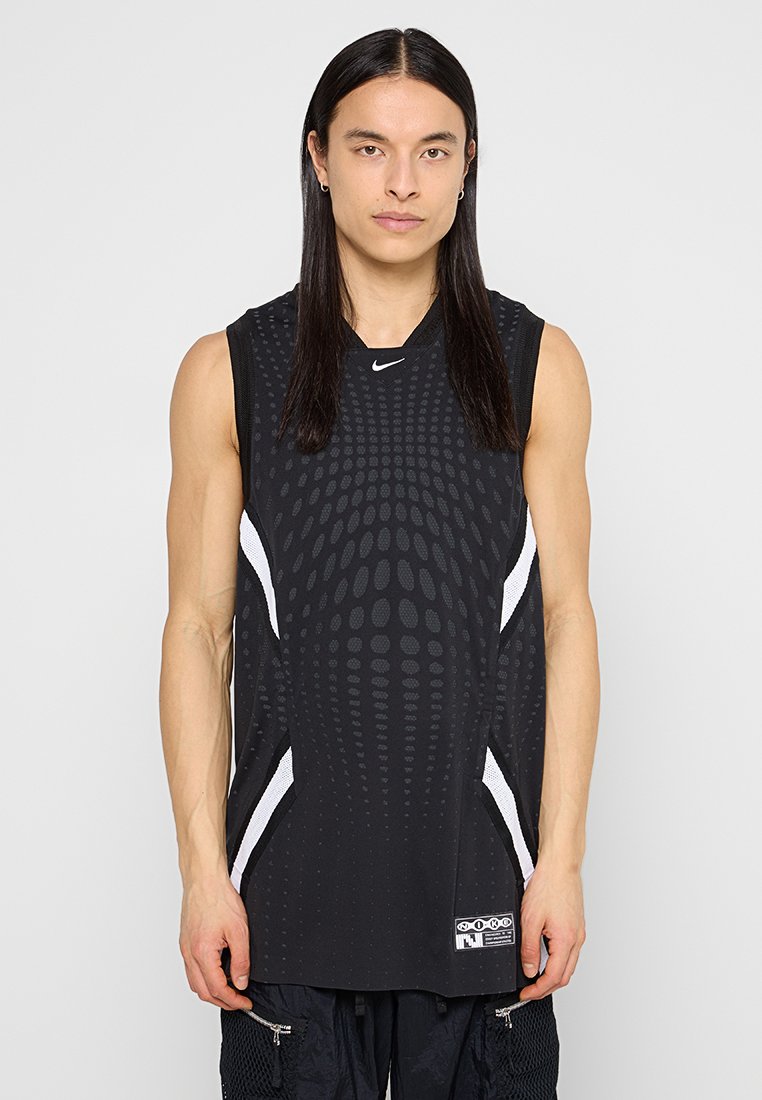 Czarny bezrękawnik sportowy z teksturowanym wzorem kropek. Posiada białe akcenty i małe logo przy dekolcie. Lekki materiał.