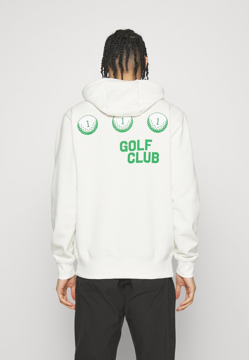 Vit hoodie med en framficka som en kenguru, med grön text "GOLF KLUBB" och tre golfbollar som grafik på baksidan. Slät textur.