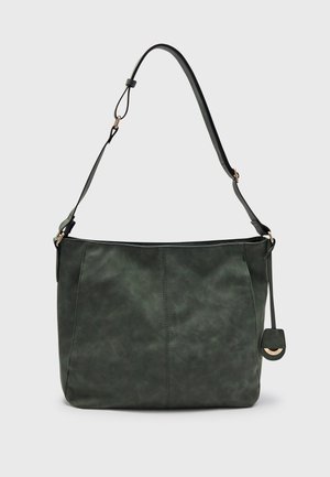 Sac à bandoulière en cuir vert foncé avec une bandoulière ajustable et une petite pochette attachée pendue sur le côté, sur un fond uni.