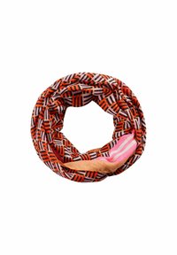 Gebreide infinity sjaal met een oranje, zwarte en roze geometrisch patroon, met een gladde textuur en een ronde vorm.