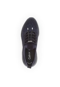 Schwarze atmungsaktive Strick-Sneaker mit elastischen Schnürsenkeln ohne Knoten, silbernen Aglets und markiertem Fußbett auf weißem Hintergrund.