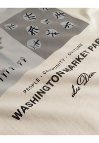 Puuvillakangas, jossa on harmaa ja kerma design, jossa on pyöreitä kuvioita ja mustaa tekstiä, mukaan lukien "Washington Market Park" ja allekirjoitus.