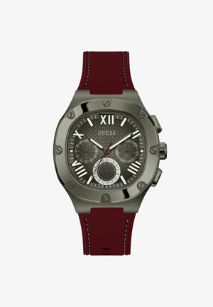 Montre Guess avec un boîtier métallique gris foncé, un bracelet en caoutchouc bourgogne, un cadran texturé, des aiguilles blanches et des chiffres romains. Comprend plusieurs sous-cadrans.