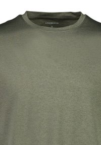T-shirt w kolorze oliwkowym z okrągłym dekoltem, wykonany z teksturowanej tkaniny z subtelnym wzorem, z metką z napisem "LINDBERG" oraz rozmiarem "M."