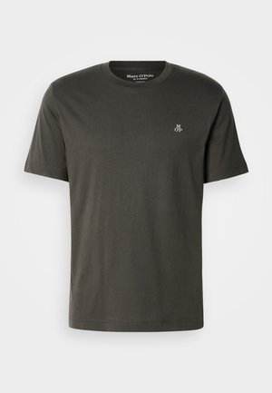T-shirt à col rond gris foncé à manches courtes avec un petit logo blanc "M OP" sur la poitrine gauche et une étiquette "Marc O'Polo" à l'intérieur du col.