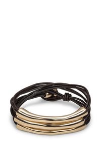 Bracelet en cuir marron avec trois accents lisses en métal doré courbés. Design enroulé avec un fermoir sécurisé.