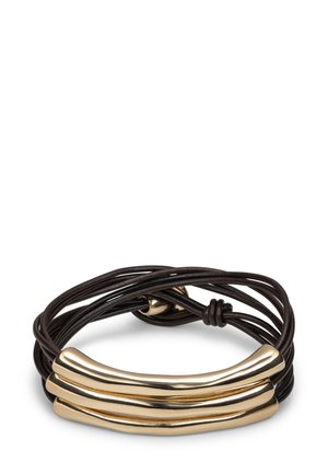 Pulsera de cuero marrón con tres acentos de metal en tono dorado, lisos y curvados. Diseño enrollado con un cierre seguro.