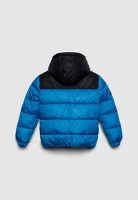 Giacca a vento blu con cappuccio nero. Texture trapuntata, polsini elasticizzati e vestibilità ampia. Adatta per il freddo.