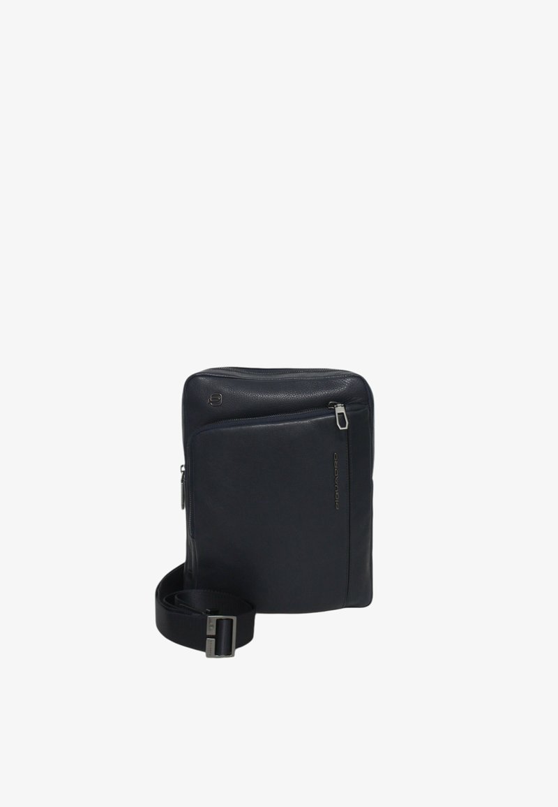 Schwarze Leder-Umhängetasche mit glatter Textur, rechteckiger Form, Reißverschluss-Vordertasche und verstellbarem Riemen mit Metallbeschlägen.