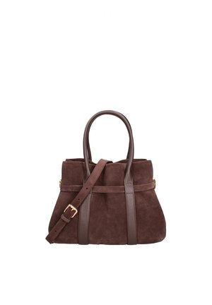 Braune Wildleder-Handtasche mit Ledergriffen und verstellbarem Schultergurt mit goldener Schnalle, vor weißem Hintergrund präsentiert.