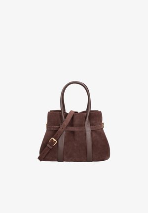 Borsa in suede marrone con manici in pelle e tracolla regolabile con fibbia dorata, esposta su uno sfondo bianco.