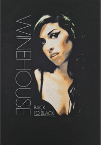 Černé tričko s grafikou ženského obličeje s dlouhými tmavými vlasy, výrazným očním makeupem a textem "WINEHOUSE BACK TO BLACK" bílou barvou.