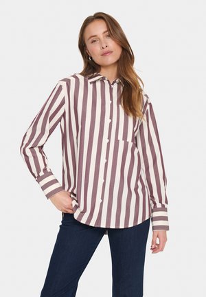 Chemise à rayures maroon et crème, dotée d'une poche, de manches longues et d'un col. Le tissu semble lisse avec un léger éclat.