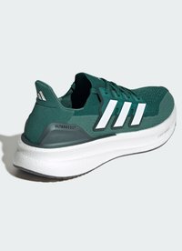 Zelená sportovní bota s texturovaným pleteným svrškem, bílými třemi pruhy na značce a silnou bílou mezipodešví s nápisy "ULTRABOOST" a "LIGHT BOOST".