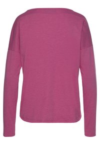Langarmoberteil aus weichem, leichtem Stoff, in leuchtendem Pink mit lockerer Passform und rundem Ausschnitt, Rückansicht.