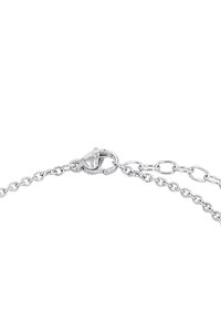 Bracciale in argento con chiusura a molla, caratterizzato da anelli di dimensioni variabili e una finitura liscia, progettato per comfort e stile.