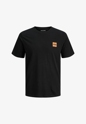 T-shirt noir à manches courtes en coton, arborant un petit logo orange à gauche sur la poitrine. Encolure classique et coupe décontractée.