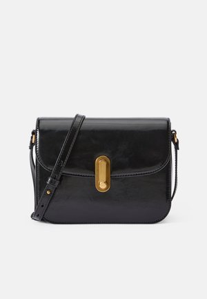 Svart lädercrossbodyväska med en slät finish, guldfärgad spänne och justerbar rem. Rektangulär form med rundade hörn.