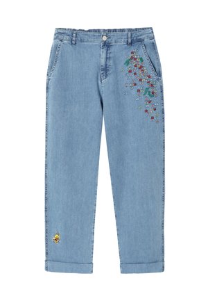 Hellblaue Jeanshose mit Blumenstickerei an der rechten Hüfte und einem kleinen Bienenaufnäher nahe dem linken Saum, umgeschlagene Säume und Vordertaschen.