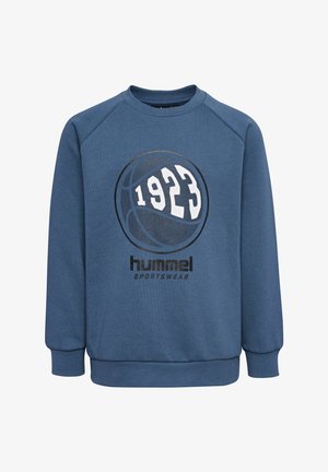 Niebieski sweter z żeberkowym dekoltem i mankietami. Posiada czarno-białą grafikę koszykówki oraz napisy "1923" i "hummel SPORTSWEAR."