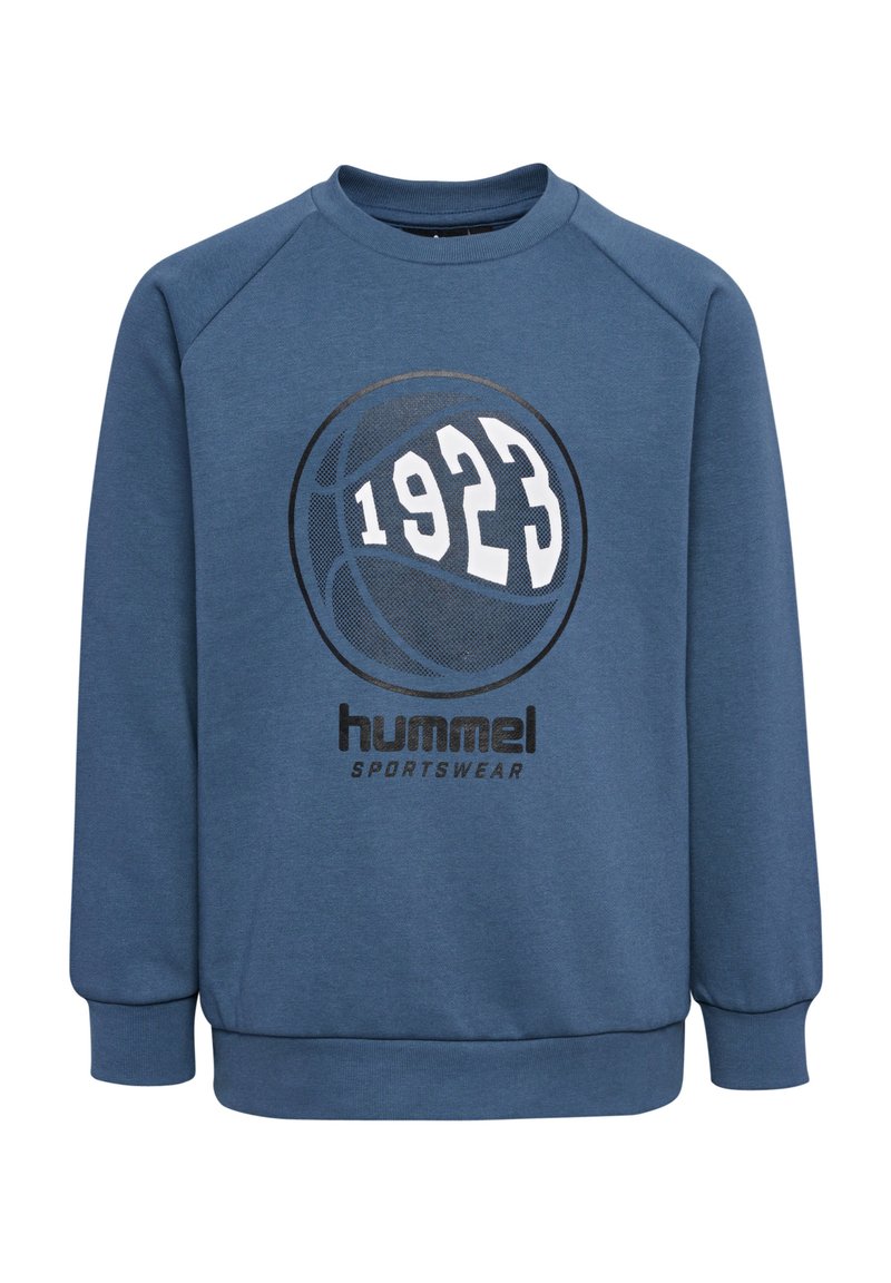 Niebieski sweter z żeberkowym dekoltem i mankietami. Posiada czarno-białą grafikę koszykówki oraz napisy "1923" i "hummel SPORTSWEAR."