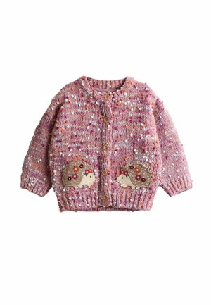 Gestrickte Strickjacke in Pink mit bunten Sprenkeln; mit Igel-Applikationen auf den Fronttaschen und Holzknöpfen in der Mitte.