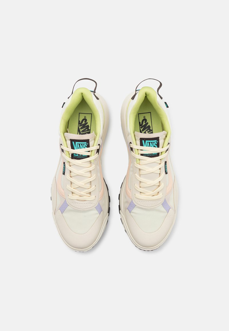 Zapatillas Vans con un esquema de color crema y tonos pastel, parte superior de malla y sintético, puntera redonda y suela de goma con detalles texturizados.
