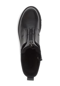 Sort læder ankelstøvle med lynlås foran, rund tå og hælsløjfe, set ovenfra på en hvid baggrund.