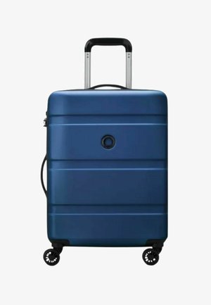 Valigia rigida blu con manico telescopico, quattro ruote multidirezionali e maniglia laterale, vista frontale su sfondo bianco.