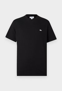 Čierne bavlnené tričko s klasickým okrúhlym výstrihom a krátkymi rukávmi. Jemné biele logo Lacoste na ľavej hrudi. Hladká textura.