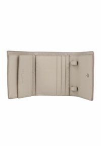 Cartera de cuero beige abierta para mostrar los espacios para tarjetas y un compartimento para billetes, con textura suave y un diseño minimalista con detalle del logo.