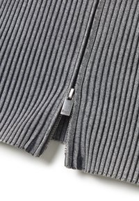 Grau gestreifter Cardigan mit einem Vorderreißverschluss, der eine vertikale Textur und einen eleganten Reißverschluss-Zug hat. Der Stoff hat eine weiche, dehnbare Qualität.