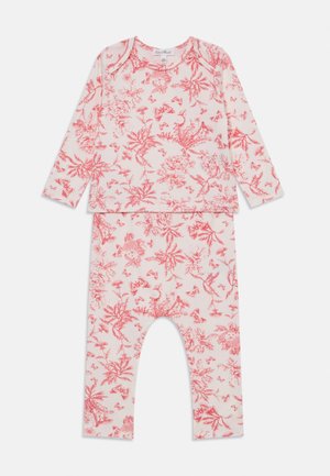 Súprava trička s dlhým rukávom a nohavíc vyrobená z mäkkej tkaniny, s ružovým kvetinovým vzorom na krémovom podklade. Elastický pás na nohaviciach.