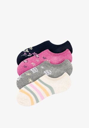 Cuatro calcetines de corte bajo apilados, con diseños de flores en azul marino, flores rosas, gris con patrones de búhos blancos y rayas crema en amarillo, rosa y verde.