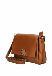 Borsa a tracolla in pelle marrone con finitura testurizzata, forma rettangolare, chiusura a pattina e hardware in tonalità oro. Tracolla regolabile.