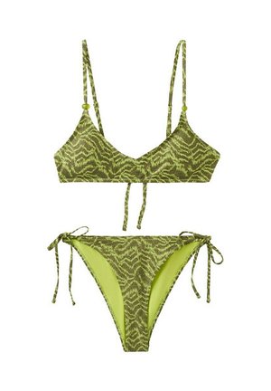 Bikini de dos piezas con estampado animal en verde y marrón, tirantes finos ajustables y parte inferior con lazo lateral y forro interior verde lima.