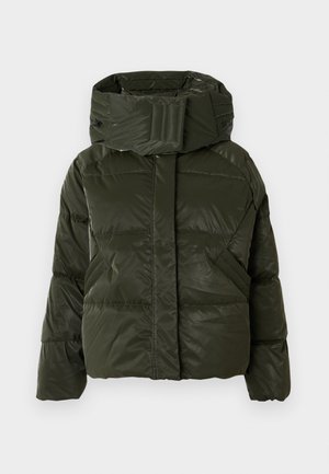 Gevoerde groene jas met een hoge kraag en een oversized capuchon. Kenmerkt zich door diagonale stiksels, elastische manchetten en een rits sluiting aan de voorkant.
