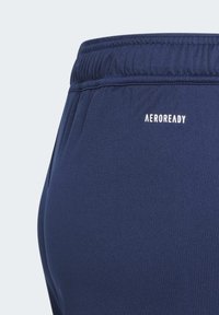Tmavě modré sportovní šortky s elastickým pasem, na kterém je bílý nápis "AEROREADY". Hladká textilie a prodyšný materiál.