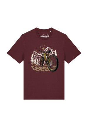 T-shirt marron avec un graphique d'un vélo de montagne sur un sentier de terre, des pins, le soleil et des sommets de montagne en arrière-plan.