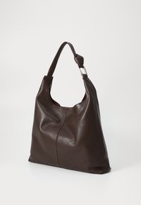 Hnědá kožená kabelka přes rameno s uvolněným tvarem, hladkou texturou, jedním popruhem a kovovým akcentem na rukojeti.