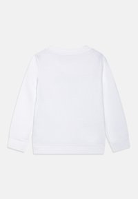Sudadera blanca, material de algodón, cuello redondo acanalado, mangas largas con puños acanalados, diseño liso. No se observan patrones o acentos adicionales.
