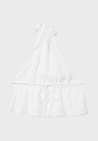 Bijela halter crop majica s vezanjem. Ima teksturiranu tkaninu s suptilnim uzorcima i naboran pojas.