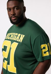 STHUGE HALBARM FOOTBALL - Printtipaita - medium green