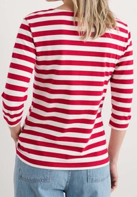 Rood en wit gestreept shirt met driekwart mouwen, gemaakt van zachte katoenstof, heeft een ronde halslijn en een casual fit.