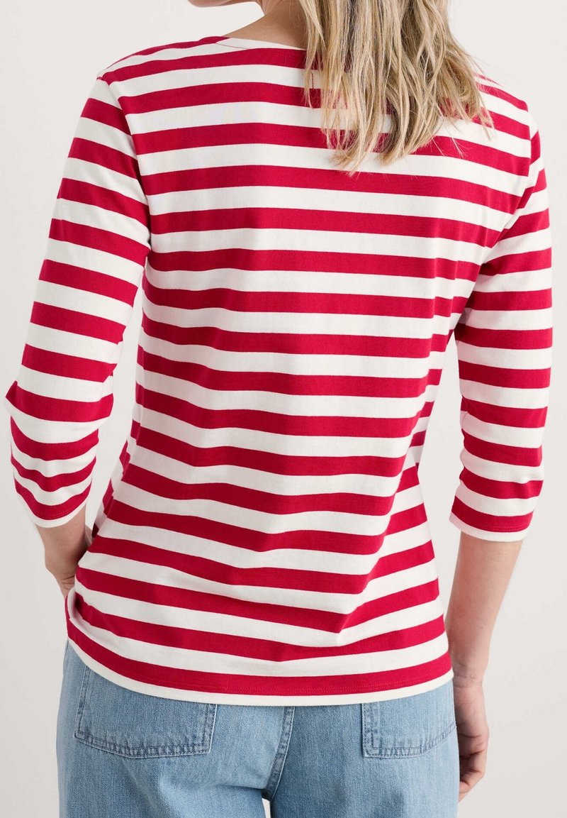 Rood en wit gestreept shirt met driekwart mouwen, gemaakt van zachte katoenstof, heeft een ronde halslijn en een casual fit.