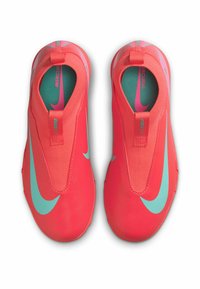 Nike jalkapallokengät kirkkaan vaaleanpunaisena, joissa on sileä tekstiilipinta, turkoosit yksityiskohdat ja sujautettavissa oleva muoto, jossa on vetoläpyskä.