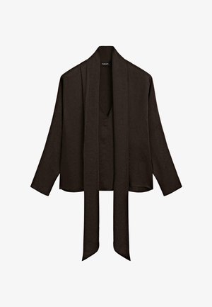 Dunkelbraune Bluse mit langen Ärmeln, tiefem V-Ausschnitt und langen, breiten Schalschnüren, die vorne herunterhängen.